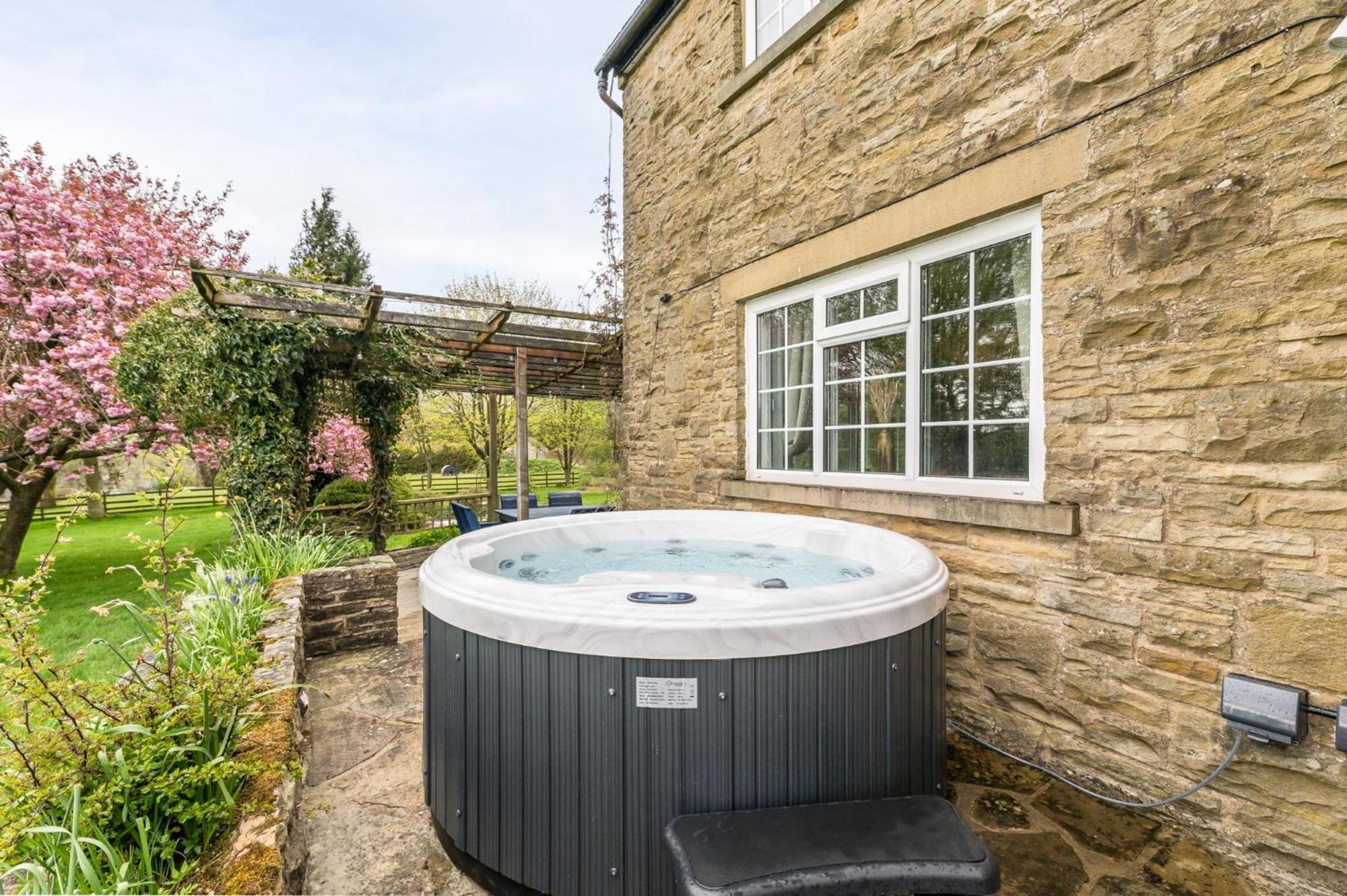 Central Malham Wellbeing Escape With Hot Tub Sleeps 8 Экстерьер фото